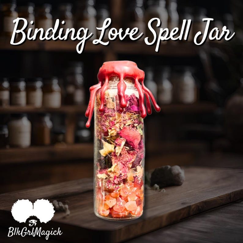 Może przedstawiać: Szklany słoik wypełniony suszonymi kwiatami i czerwonymi kryształami, zaklejony czerwoną woskowiną. Słoik jest oznaczony etykietą "Binding Love Spell Jar".