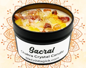 Puede incluir: Una vela en lata de metal negro cubierta con cristales naranjas y amarillos. La etiqueta blanca muestra el texto Sacral Chakra Crystal Candle y BlkGrlMagick.com en negro. La cera blanca está incrustada con varias piedras preciosas pulidas.