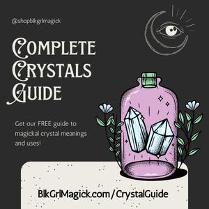 Może przedstawiać: Czarno-biała ilustracja butelki wypełnionej kryształami. Butelka jest r&oacute;żowa i ma zieloną zakrętkę. Tekst "COMPLETE CRYSTALS GUIDE" jest biały na czarnym tle. Tekst "Get our FREE guide to magickal crystal meanings and uses!" jest biały na czarnym tle. Tekst "BlkGrlMagick.com/CrystalGuide" jest biały na czarnym tle.