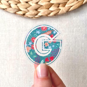 Buchstabe „G“ Teal Wildblumen durchsichtiger Vinyl-Aufkleber | Transparent gestanzter wasserdichter Anfangsaufkleber | Türkiser Blumenmonogramm-Aufkleber