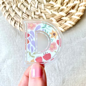 Buchstabe “D” Sommerblüten durchsichtiger Vinyl-Aufkleber | Transparent gestanzter wasserdichter Anfangsaufkleber | Heller Blumenmonogrammaufkleber