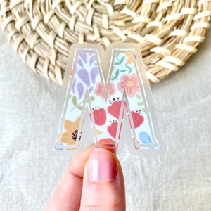 Buchstabe “M” Summer Blooms durchsichtige Vinyl-Aufkleber | Transparent gestanzter wasserdichter Anfangsaufkleber | Heller Blumenmonogrammaufkleber