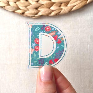 Buchstabe “D” Wildblumen durchsichtiger Vinyl-Aufkleber | Transparent gestanzter wasserdichter Anfangsaufkleber | Türkiser Blumenmonogramm-Aufkleber