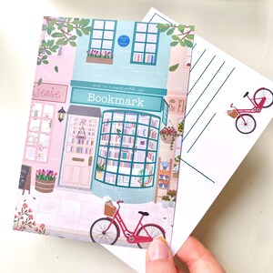 Buchladen Illustration A6 Postkarte | Blumenbuchladen Kunst Karte | Türkise & rosa Leseliebhaber Postkarte