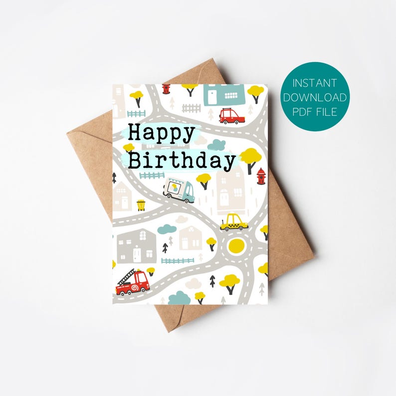 Może przedstawiać: Kartka urodzinowa z motywem miejskim z drogami, domami i pojazdami. Na karcie widnieje napis "Happy Birthday" dużymi literami. Karta znajduje się na brązowej kopercie, z zielonym okręgiem z napisem "Instant Download PDF File".