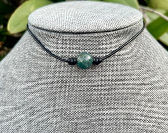 One stone green moss agate choker. Moss green agate necklace. One stone green moss agate knotted leather choker. Moss agate stones.