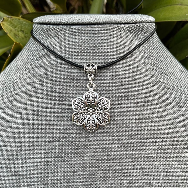 Flower choker. Flower necklace. Silver toned flower pendant leather necklace. Boho chic floral choker necklace