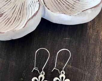 Daisy earrings,  silver tone Daisy jewelry. Dangle daisy earrings. Flower earrings