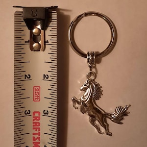 Porte-clés personnalisable cheval de course de barils, porte-clés personnalisé cheval de course de barils, cadeau d'équitation western, cadeaux de présentation de chevaux - France Porte-clés personnalisable cheval de course de barils, porte-clés personnalisé cheval de course de barils, cadeau d'équitation western, cadeaux de présentation de chevaux - France