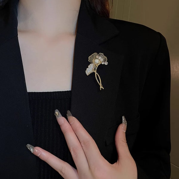 Broche perle et fleur avec placage d'or véritable, feuilles de ginkgo, cristaux et zircone cubique - Pavé de diamants, cadeau parfait pour elle, style travail