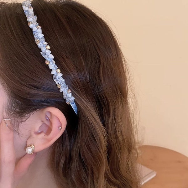 Bandeau de mariage avec quelque chose de bleu - couronne de cristaux, morceau de cheveux de mariée et accessoires de mariage