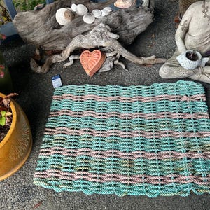 Felpudo tejido a mano con cuerda reciclada de nasas para cangrejos, rayas multicolor en tonos aguamarina y salmón