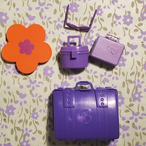 Vintage Barbie Accessoires | 90er Jahre Mattel Handtasche Haarbürste Sonnenbrille Sonnenhut Lila Miniaturen