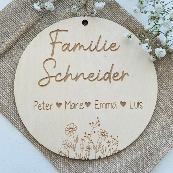 Personalisiertes Familienschild aus Holz mit Wunschnamen und Herzen - Herzlich Willkommen mit Namen - Familienschild - Geschenk Familie