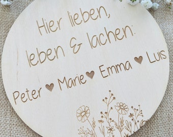 Personalisiertes Familienschild "Hier lieben, leben & lachen Namen" - Familienschild Holz- Personalisiertes Holzschild mit Namen-Namenschild