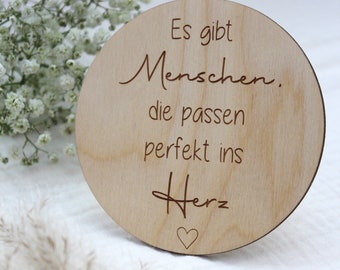 Holzschild - Holzanhänger für besondere Menschen - Es gibt Menschen, die passen perfekt ins Herz - Geschenkidee