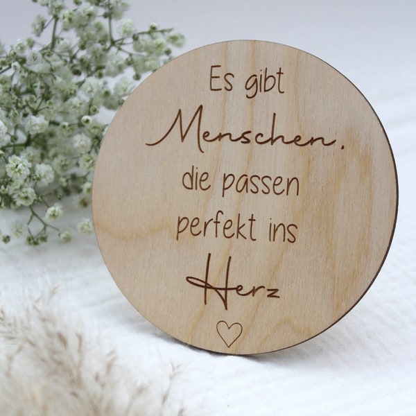 Holzschild - Holzanhänger für besondere Menschen - Es gibt Menschen, die passen perfekt ins Herz - Geschenkidee