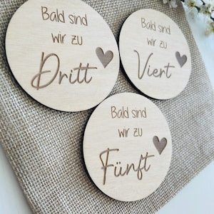 Holzplättchen Schwangerschaftsverkündung Bald sind wir zu Dritt Bald sind wir zu Viert Bald sind wir zu Fünft Fotoshooting image 6