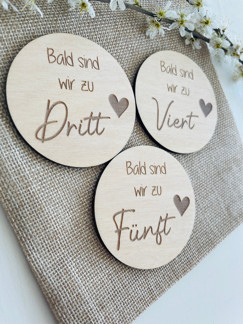 Holzplättchen Schwangerschaftsverkündung Bald sind wir zu Dritt Bald sind wir zu Viert Bald sind wir zu Fünft Fotoshooting image 6