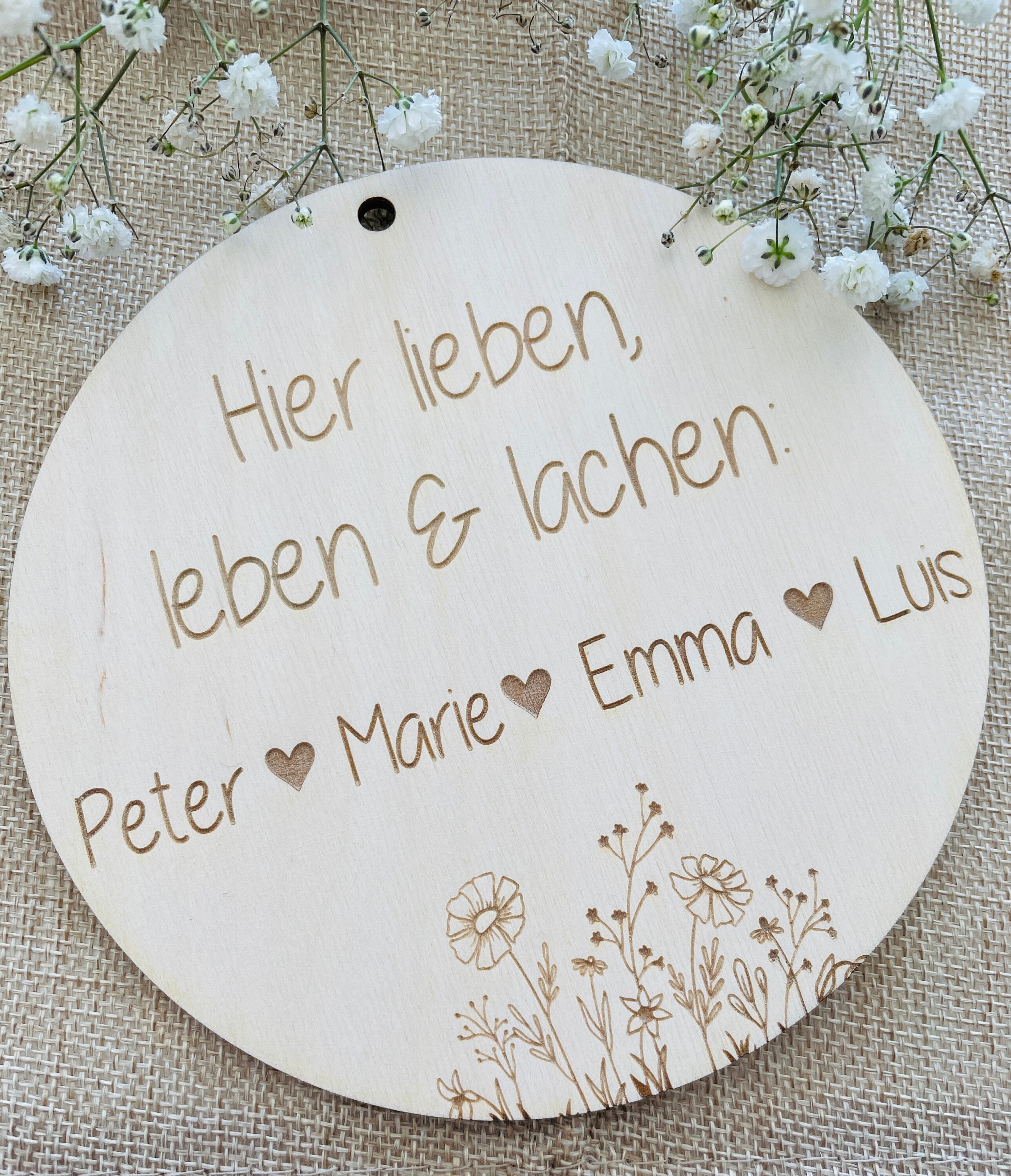 Personalisiertes Familienschild "Hier lieben, leben & lachen Namen" - Familienschild Holz- Personalisiertes Holzschild mit Namen-Namenschild