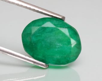 Gema de esmeralda natural de 7,10 ct com lapidação oval, proveniente da Zâmbia, com realce de cor.