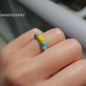 Dreifarbiger Perlenring - dehnbarer Ring für den Sommer, Perlenringe, stapelbare Ringe, Bunte Ringe, Y2K Ringe, Zierlicher Ring, Minimalistischer Ring