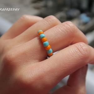Orange & Blauer Perlenring - dehnbarer Ring für den Sommer, Perlenringe, stapelbare Ringe, Bunte Ringe, Y2K Ringe, Zierlicher Ring, Minimalistischer Ring