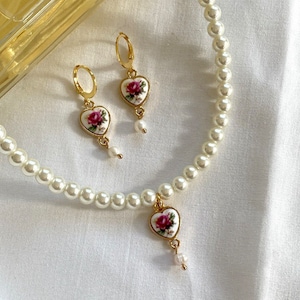 Conjunto de joias de ouro com pingente de coração floral, brincos pendentes, colar de pérolas delicado, joia minimalista e charmosa, presente para ela, joias de ouro