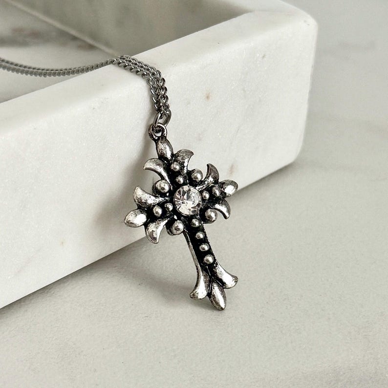Gothic Kreuz Halskette Silber Grunge Schmuck Kreuz Anhänger Geschenk für Christian Freund Gothic Schmuck Grunge Halskette Statement Schmuck Bild 3