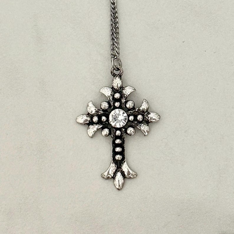 Gothic Kreuz Halskette Silber Grunge Schmuck Kreuz Anhänger Geschenk für Christian Freund Gothic Schmuck Grunge Halskette Statement Schmuck Bild 4