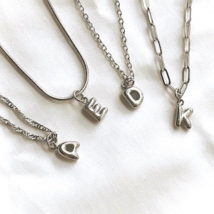 Collar con letra de burbuja de plata con dije de globo personalizado, joyería personalizada, regalo para novia, joyería delicada para parejas