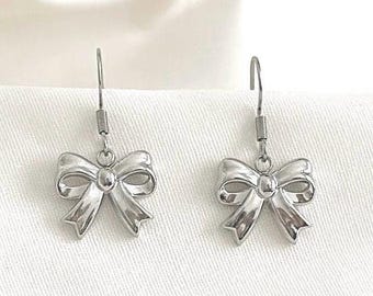 Pendientes de lazo de plata, joyería delicada para mujer, regalo para hija, pendientes colgantes de cinta, joyería de plata, pendientes de acero inoxidable estéticos y coquetos.