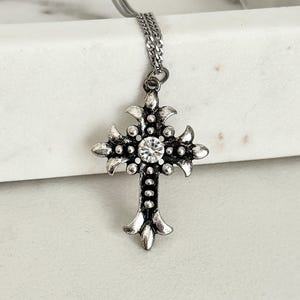Gothic Kreuz Halskette Silber Grunge Schmuck Kreuz Anhänger Geschenk für Christian Freund Gothic Schmuck Grunge Halskette Statement Schmuck Bild 1