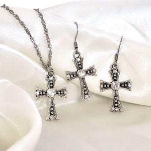 Kreuz Schmuck Set Silber Kreuz Anhänger Halskette Zierliche Kreuz Anhänger Ohrringe Taufe Geschenk für Katholischen Freund Minimalistischen Schmuck Geschenk für Sie