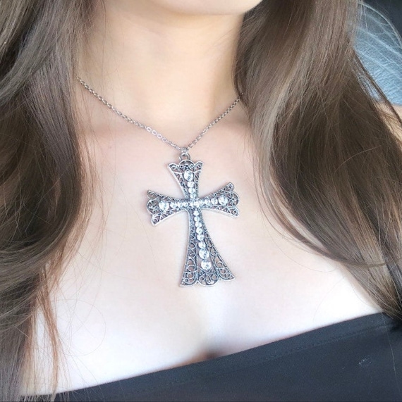 Cross y2k necklace, Women's Fashion, Jewelry & Organisers, Necklaces on  Carousell