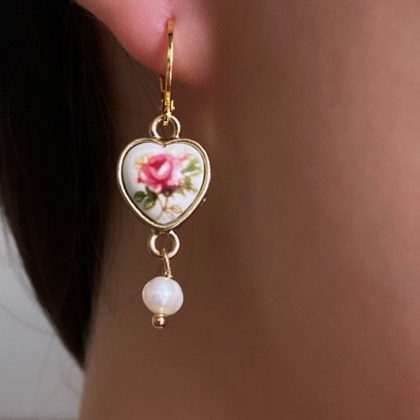 Teen Romance Gold Heart Earrings Vintage Floral Pearl Heart Earrings Gold Heart Charm Coquette Jewelry Freshwater Pearl Dangle Earrings