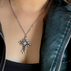 Gothic Kreuz Halskette Silber Grunge Schmuck Kreuz Anhänger Geschenk für Christian Freund Gothic Schmuck Grunge Halskette Statement Schmuck Bild 2