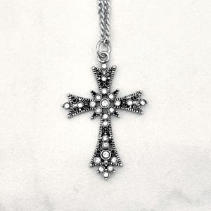 Gothic Kreuz Halskette Silber Vintage Kreuz Anhänger Grunge Jewlery Frauen Statement Halskette Glaube Schmuck Geschenk für ihren religiösen Charme
