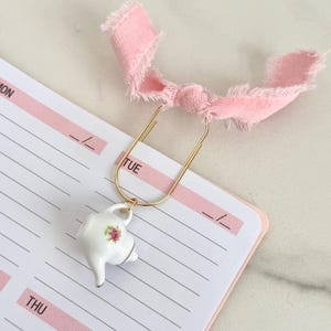 Marcador de tetera, regalo para amantes del té, portapáginas de cerámica, regalo acogedor de ratón de biblioteca rosa, regalo para ella, accesorio para fiesta de té, coqueta