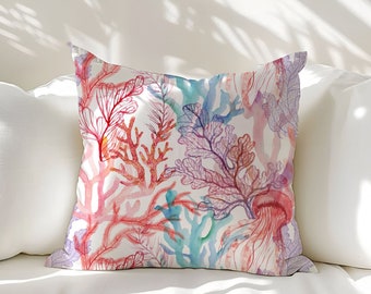 Almohada de arrecife de coral en acuarela: decoración costera para casa de playa