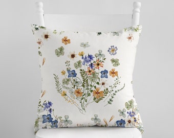 Capa de almofada com flores silvestres em aquarela: decoração botânica de primavera