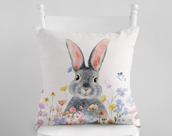 Funda de almohada con conejito en acuarela: Flores de primavera, regalo para amantes de los conejos