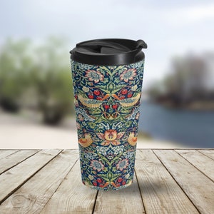 Könnte beinhalten: Eine Edelstahl-Reise-Thermoskanne mit schwarzem Deckel und einem floralen Muster mit Vögeln und Beeren. Das Muster ist in den Farben Blau, Grün, Rot, Gelb und Weiß gehalten.