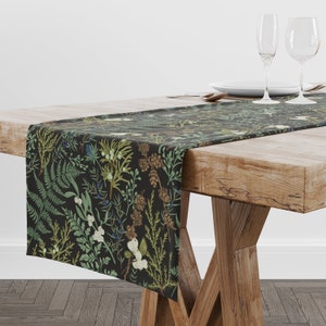 Winter Botanical Table Runner, Christmas Table Runners, Winter Trend Table Runner, Green Leaves and White Berries, Farmhouse Christmas