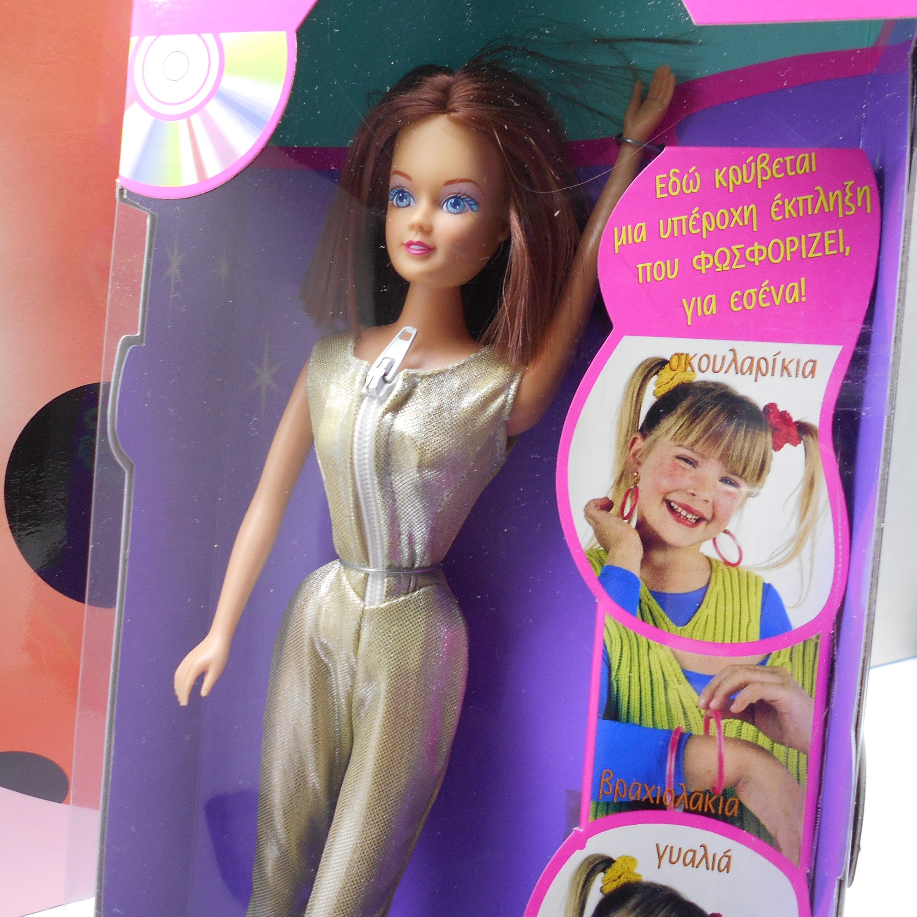 SINDY DISCO Fashion Doll Brunette Silver SI 18650 Hasbro