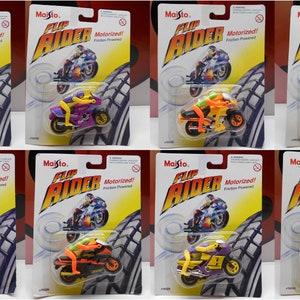 Könnte beinhalten: Acht Spielzeugmotorräder in Blisterverpackungen. Jedes Motorrad hat eine andere Farbe und einen Fahrer. Die Verpackung lautet "Maisto. Flip Rider. Motorisiert! Reibungsantrieb!"