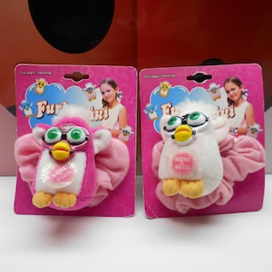 Lot 2 FURBY Soft Scrunchie Haarband Plüsch Rosa Weiß Hasbro Griechisch Vintage 90er Jahre selten Neu On Card Unbenutzt Push to Talk Batteriebetrieben