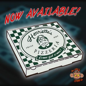 Puede incluir: Una caja de pizza blanca con un patrón de cuadros verdes y blancos y el texto "Henrietta's Pizzeria" en un estilo vintage. Las palabras "Now Available!" están en rojo encima de la caja. La caja también dice "Come get some!"