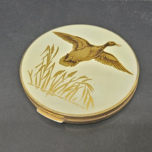 Stratton Powder Compact Gold Flying Duck, White Enamel, Loose powder, 1950s Self opening