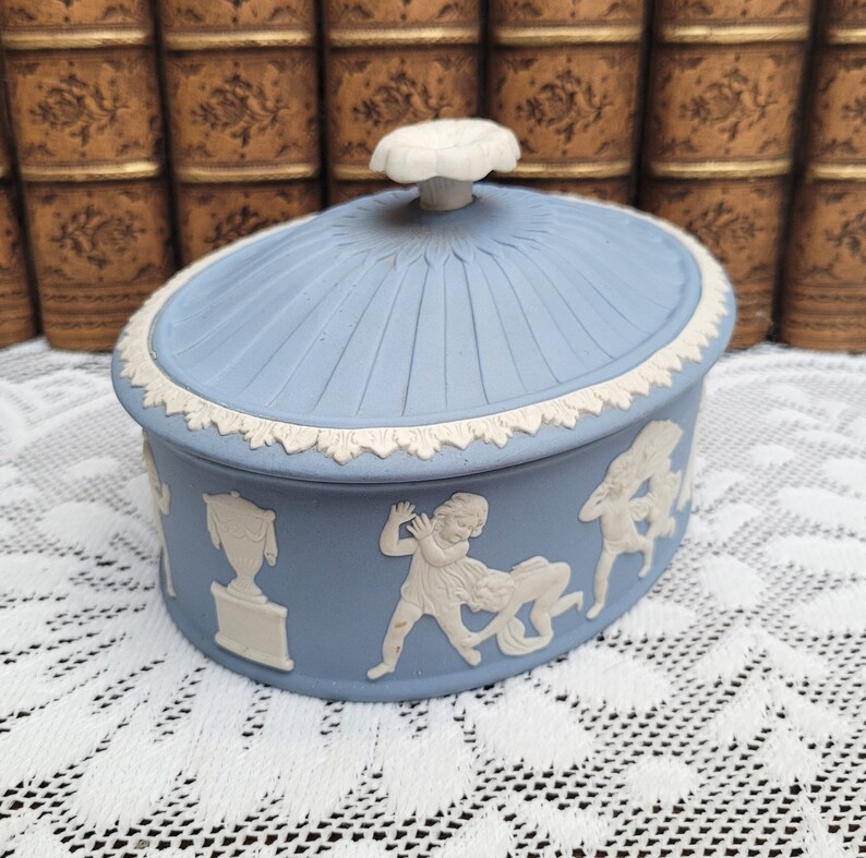 Wedgwood Blue Jasperware Blind Mans Bluff Large Box, Table Trinket Keepsake Box, Putti Playing zdjęcie 3